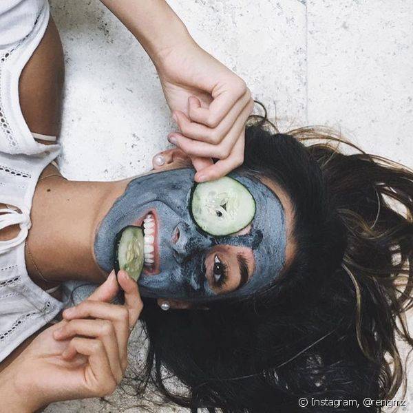 As m?scaras de argila preta ajudam a deixar a pele mais vi?osa e preparada na pr?-maquiagem (Foto: Instagram @rengmz)